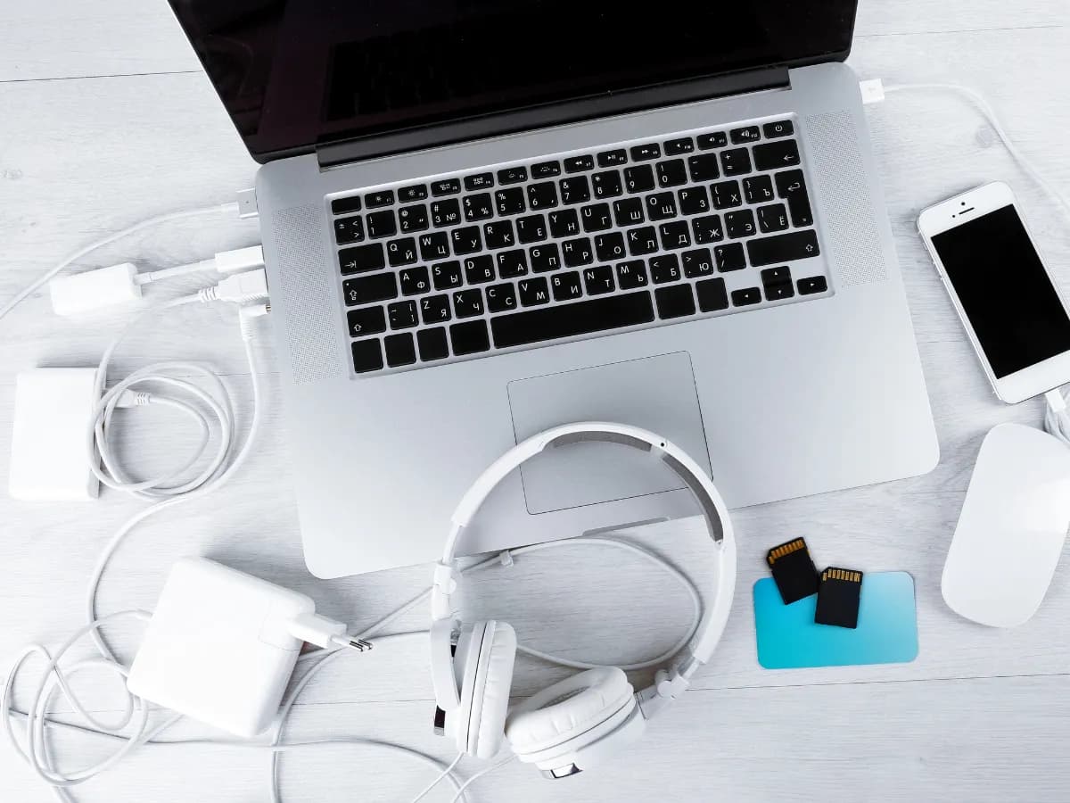 Laptop, Handy, Speicherkarten