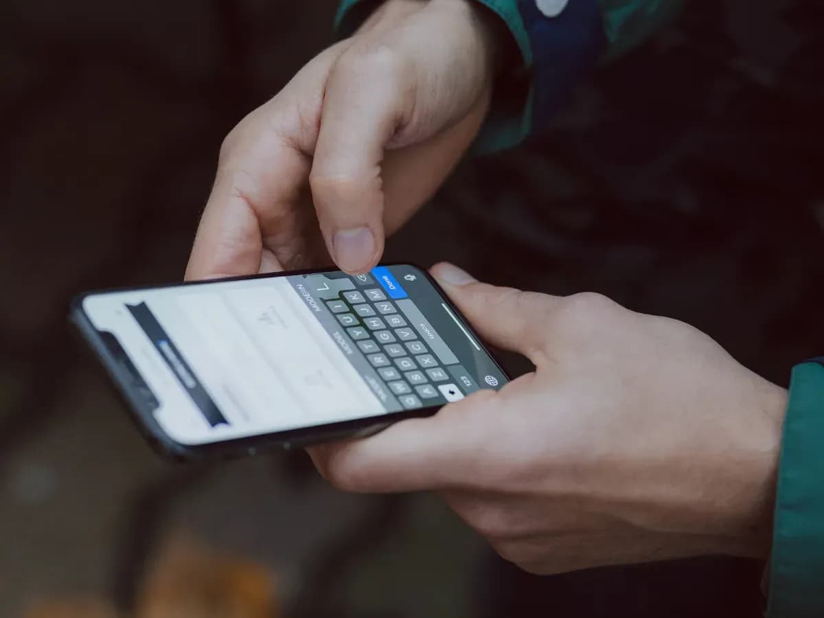 Person tippt auf Smartphone einen Chat